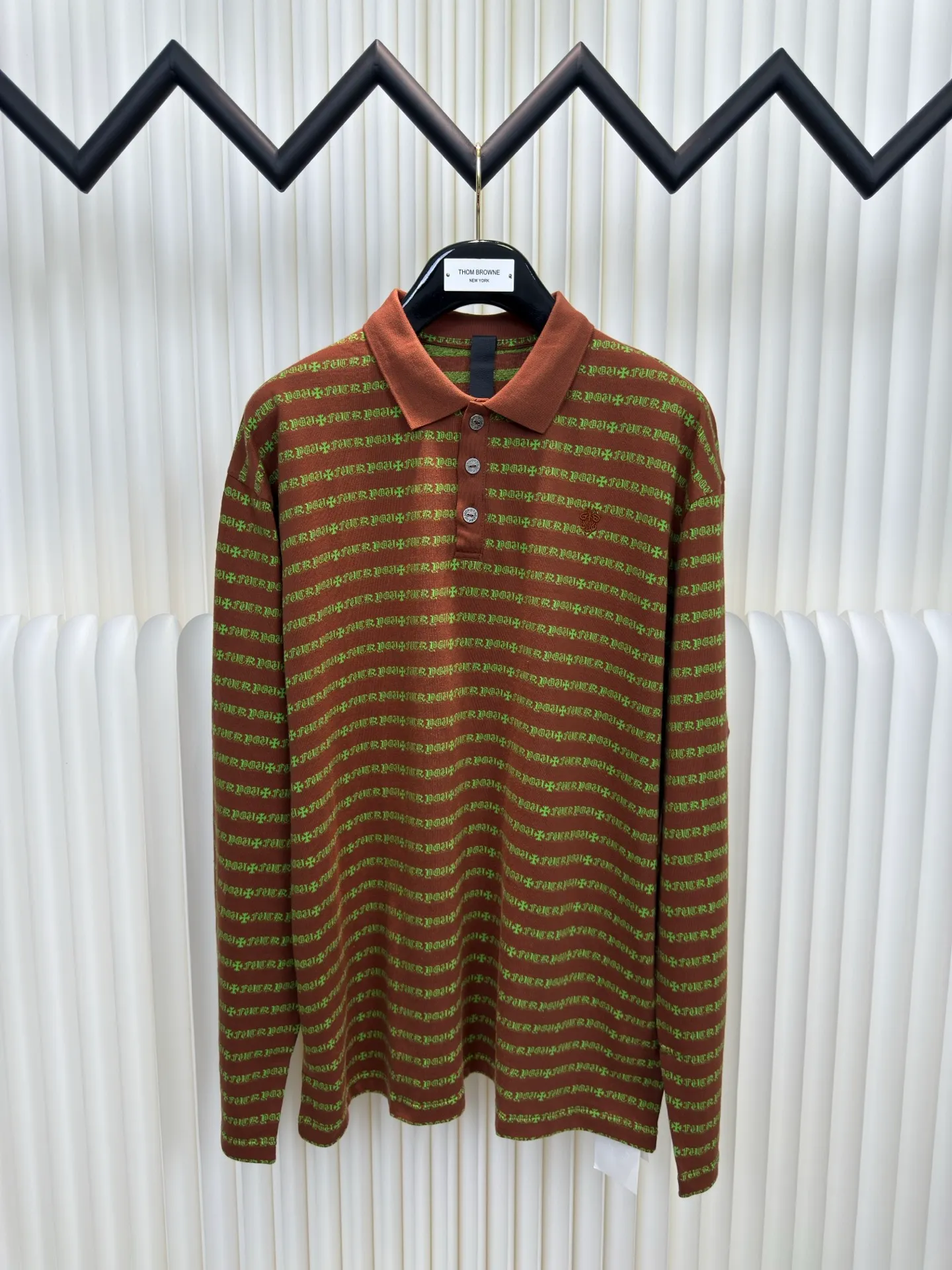 P370 Chrome Hearts cross-stripe POLO long sleeves. The minimum ordering requirement is one thousand meters for yarn-dyed fabrics. The cost is expensive. The embroidery uses imported Tajima embroidery machines. The collar leather tag is made of imported lambskin. The hardware is made of real antique silver. The cost is extremely expensive. Size S M L